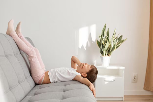 Criança com sonolência diurna deitada bocejando