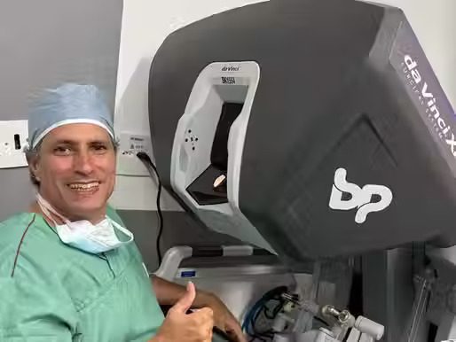 Sentado no console do robô prestes a iniciar uma cirurgia de faringoplastia para tratamento da apneia do sono