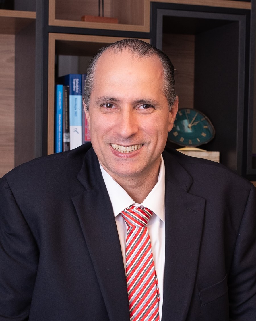 Portrait of Dr. José Eduardo Marcondes, physician and otolaryngologist (ENT), in his office