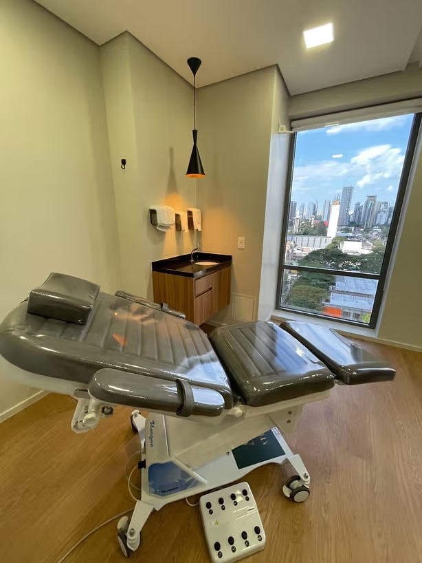 Sala de exame do consultório no Itaim Bibi, com vista para a cidade