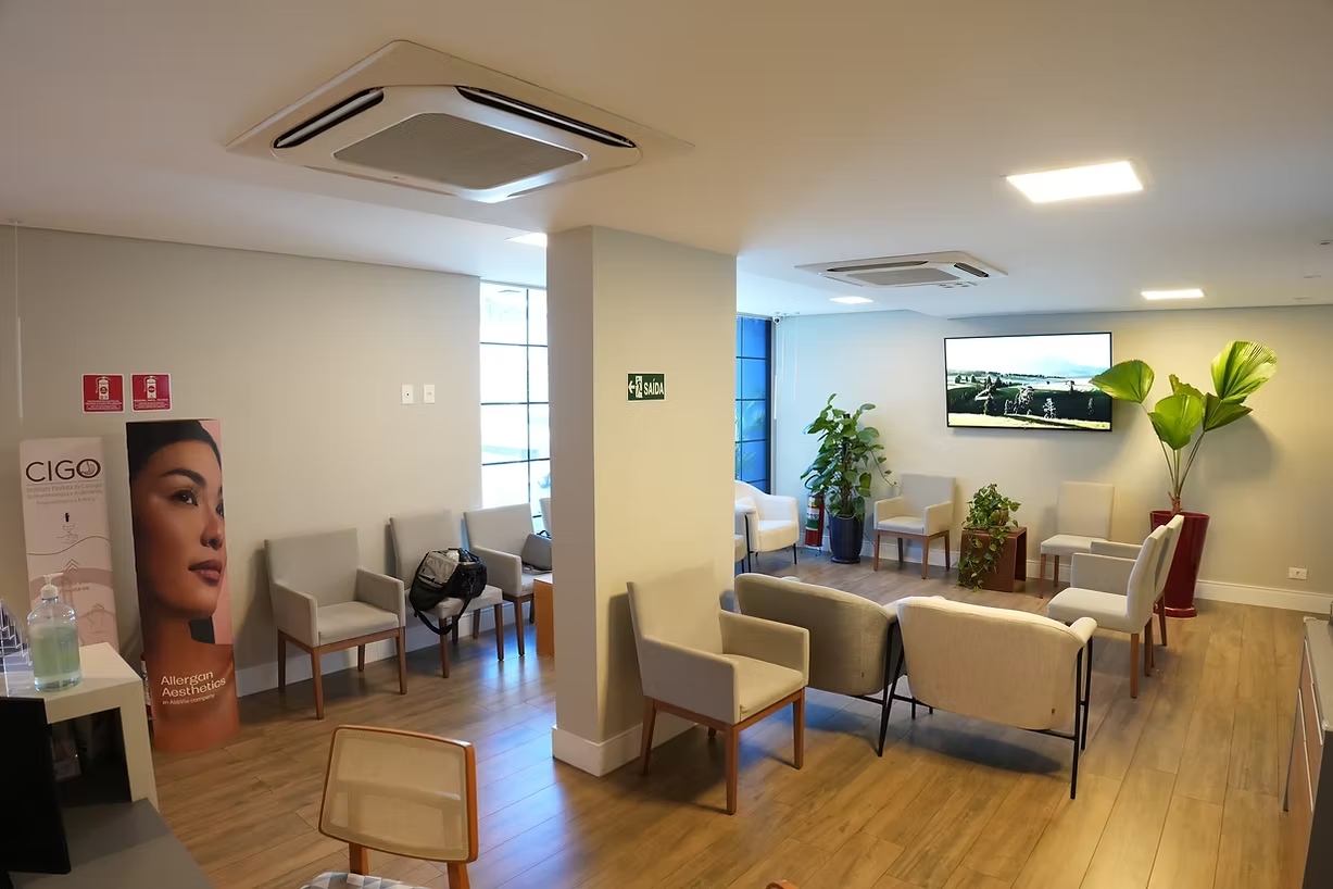 Sala de espera do consultório no Morumbi, com poltronas confortáveis