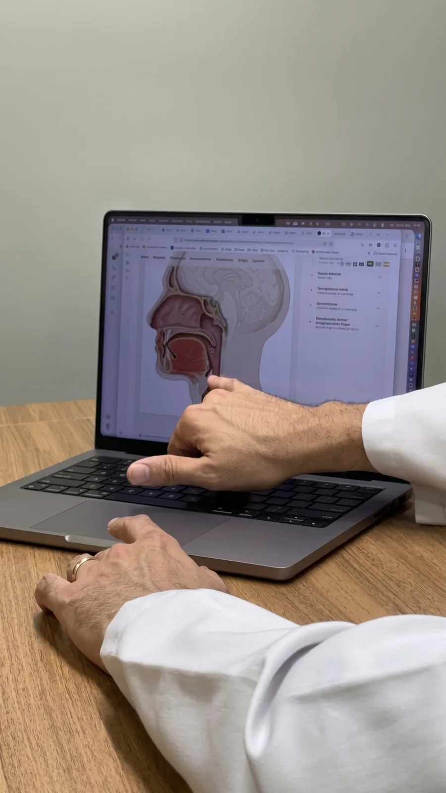 Dr. José Eduardo Marcondes mostrando ao paciente, na tela do computador, a anatomia da via aérea